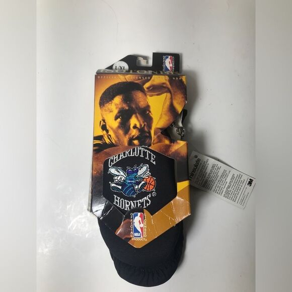 Charlotte hornets Isotoner 3M Gloves Black / Gray Youth Size NEW - Picture 1 of 9